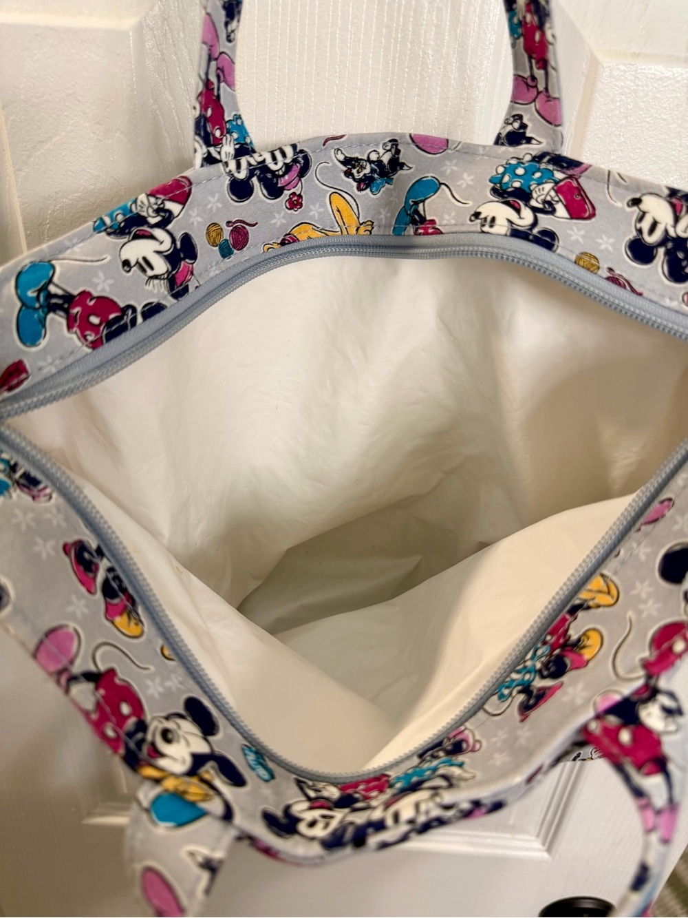 Vera Bradley Disney Mickey & Minnie Insulated Lunch Tote Bag Gray Quilted Zip - Picture 5 of 5